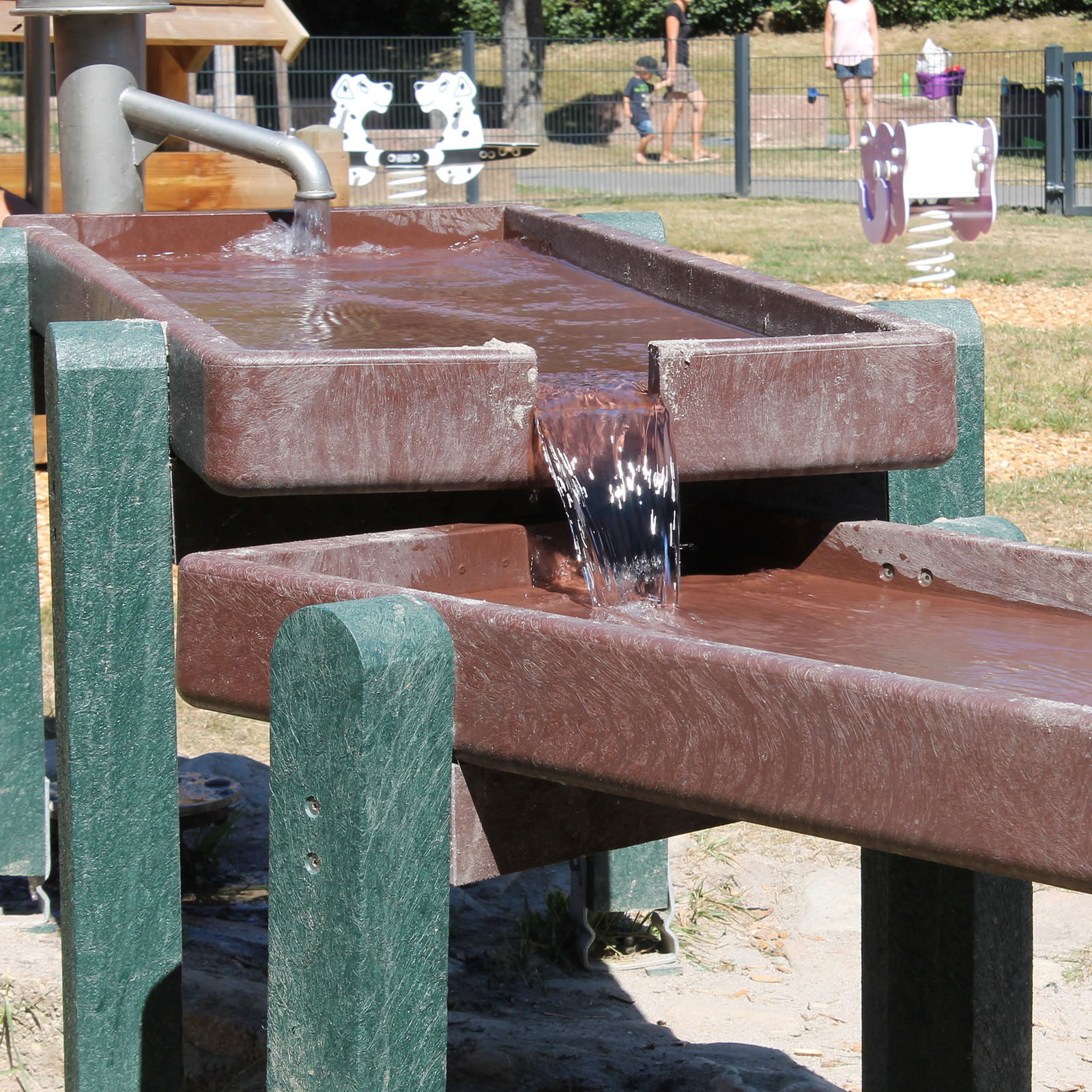 Wasserspielanlage Abschlusstisch, Recycling-Kunststoff